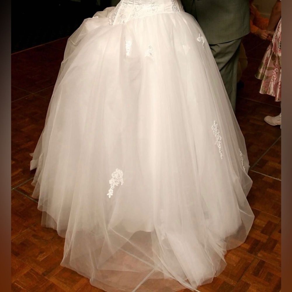Oleg Cassini Wedding Gown Size 20 - Picture 11 of 12